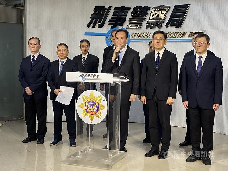 內政部警政署刑事警察局28日舉行記者會，揭露近期偵破多起以「網路電話交換機（IPPBX）」為核心的詐騙話務轉接機房手法案件，由刑事局長周幼偉（中）說明。中央社記者黃麗芸攝  114年7月28日   