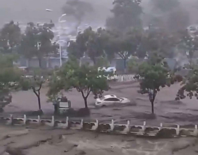  北京密雲區的洪水已高到淹至汽車一半。 圖：擷取自網路影片 