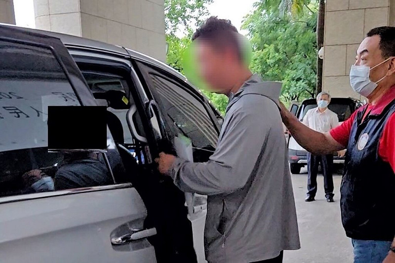 桃園曾男（左）因積欠營業稅及罰鍰共新台幣428萬元，雖償還部分，法務部行政執行署桃園分署28日表示，經行政執行官訊問後認定有管收事由依法留置，向桃園地院聲請管收裁定獲准。（法務部行政執行署桃園分署提供）中央社記者吳睿騏桃園傳真　114年7月28日   
