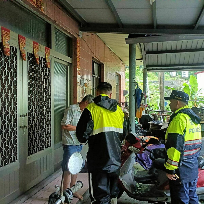 農業部針對高雄市六龜、甲仙等地區發布土石流黃色警戒，而針對桃源區則發布「大規模崩塌黃色警戒」，緊急進行預防性撤離38人。   圖：民眾提供