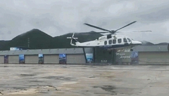 北京密雲暴雨釀災，民眾受困，直升機出動救災。   圖 : 翻攝自騰訊網