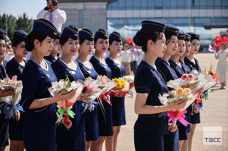  北韓空服人員在平壤接待俄羅斯空服人員落地。 圖：翻攝自 X 