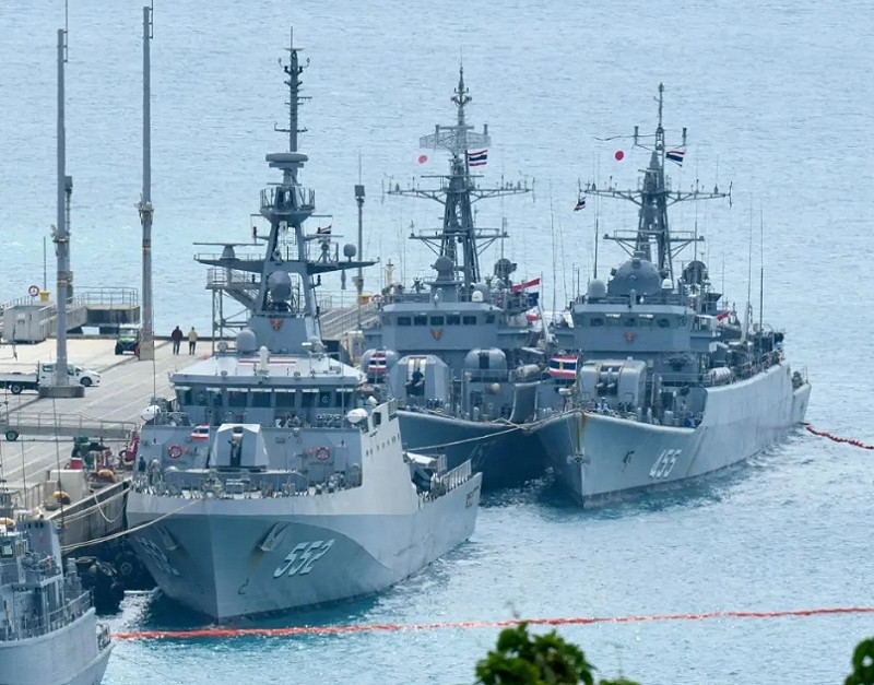 泰國海軍軍艦集結戈公海域，逼近柬埔寨沿岸展現軍事壓力。   圖：翻攝自 雷姐的機械空間