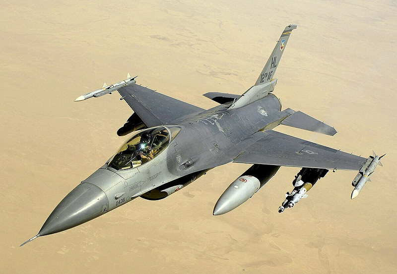 泰國出動F-16戰機空襲柬軍陣地，衝突升級至空中作戰層級。   圖：翻攝自維基百科