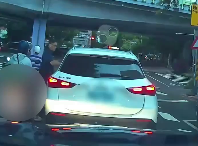 酒駕男子在停等紅燈時與副駕駛妻子下車互換座位,企圖規避警方查緝。未料整個過程被後方警車全程目擊,警方上前攔查並酒測。 圖:警方提供
