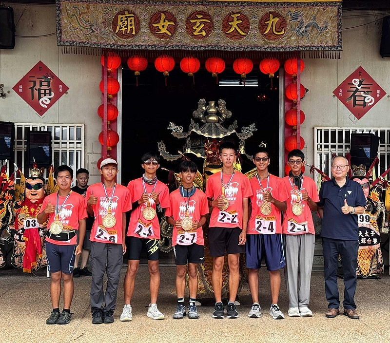 雄中儀隊7人組成一隊,挑戰徒步環島28天的艱鉅任務。 圖:高雄市教育局/提供