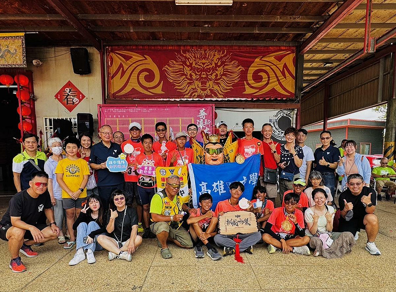 雄中儀隊完成徒步環島28天任務,受到熱烈歡迎。 圖:高雄市教育局/提供