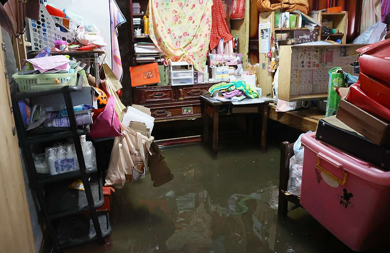 民眾家中嚴重淹水，水深淹過小腿肚。   圖：雲林縣政府提供