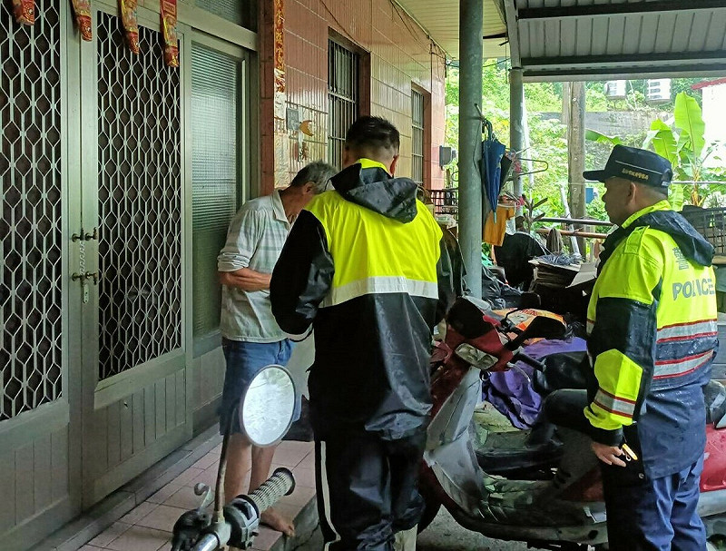 高雄山區進行預防性撤離工作。   圖：高雄市民政局/提供