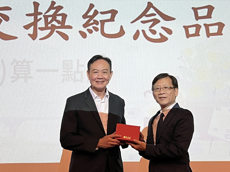 警政署刑事局攜手新北市政府主計處，28日下午共同辦理114年度專案廉政宣導，刑事局長周幼偉（左）與新北市主計處長吳建國（右）先後致詞，並互贈紀念品。（刑事局提供）中央社記者黃麗芸傳真　114年7月28日   