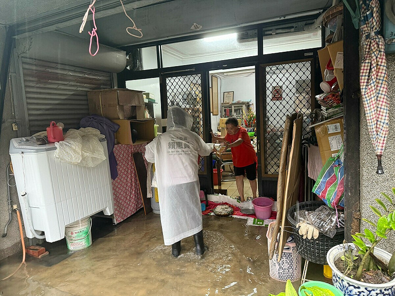 賴惠員趕赴受災最嚴重的後壁菁寮老街關懷居民，送上熱騰騰便當，讓忙於搶救與清理的里民、第一線人員補足體力、持續應對風雨。   圖：賴惠員服務處提供