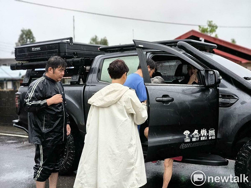 陳亭妃團隊在菁豐救災時，也利用救援皮卡接送一位阿嬤去醫院進行洗腎，解決家屬的擔憂。   圖：陳亭妃服務處提供