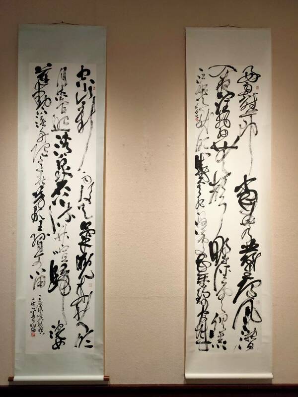 書法家揮毫時,因桌面平與不平之間,所產生紙下材質的差異,直接影響了書寫出的線質效果。 圖:黃博郎/攝