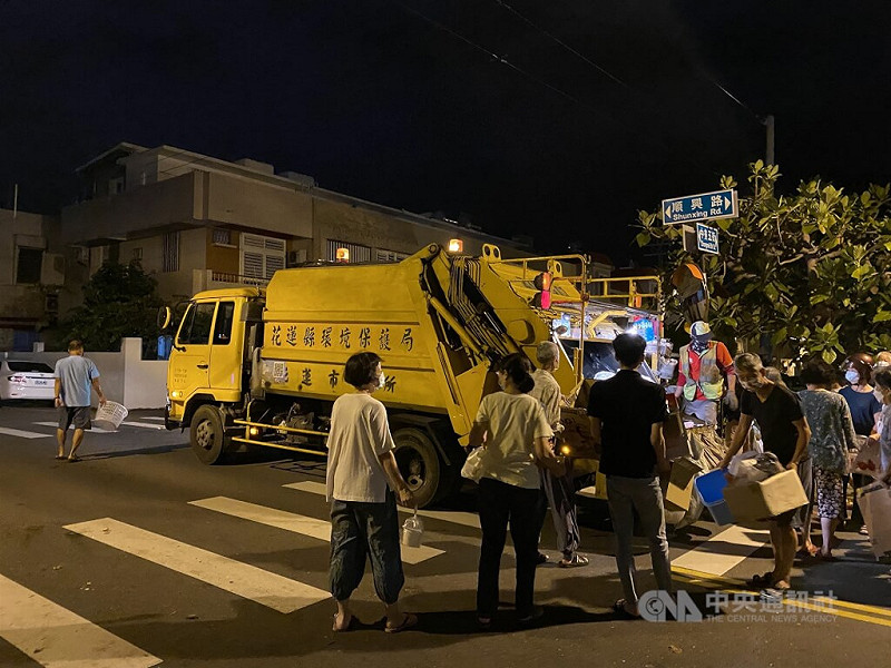 圖為花蓮縣民眾倒垃圾。（中央社檔案照片）   