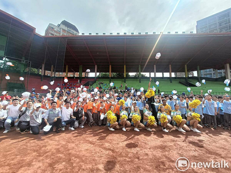 參加棒球營小朋友歡欣鼓舞丟帽慶祝開幕。 圖:唐復年攝