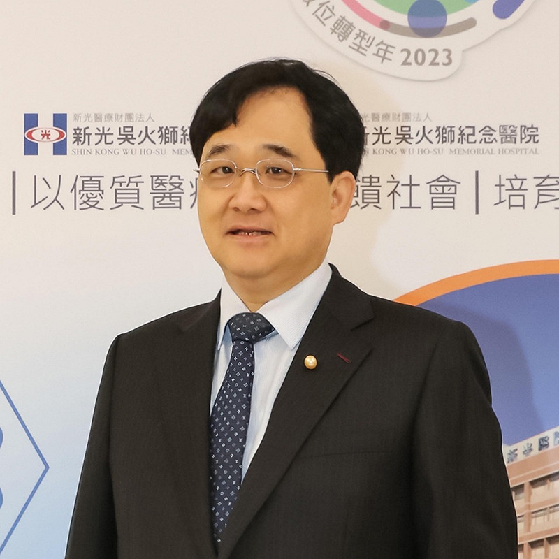 洪子仁與主播徐韻翔多次同車出席餐敘遭關注，他回應強調互動未逾社交分際。   圖：翻攝自洪子仁　臉書專頁