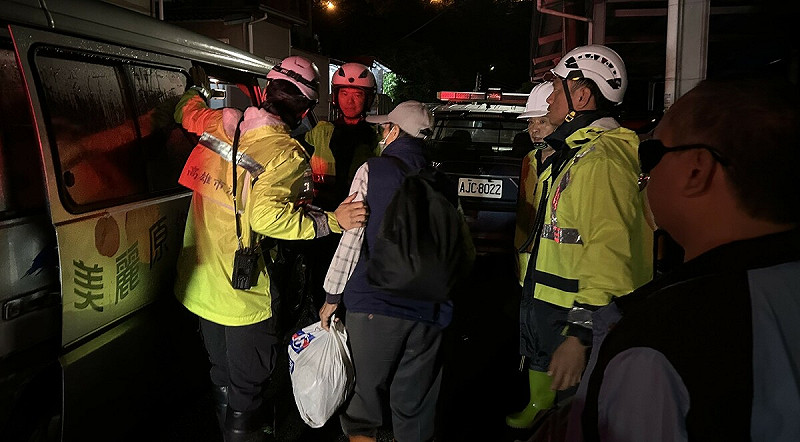 高雄大雨或局部豪雨發生機率高，山區連夜撤離保全戶居民下山。   圖：高雄市原民會/提供
