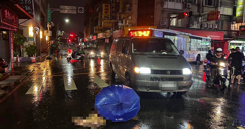 肇事男駕駛下車假意關心婦人狀況，卻趁亂棄車逃離現場，留下租來的廂型車。   圖：民眾提供