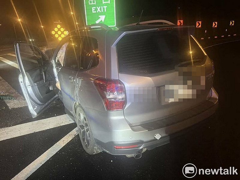 國道1號北上三義交流道出口匝道29日凌晨發生死亡事故，1名男子駕駛休旅式小客車不明原因自撞槽化線石墩，送醫搶救仍宣告不治。（警方提供）中央社記者管瑞平傳真　114年7月29日   