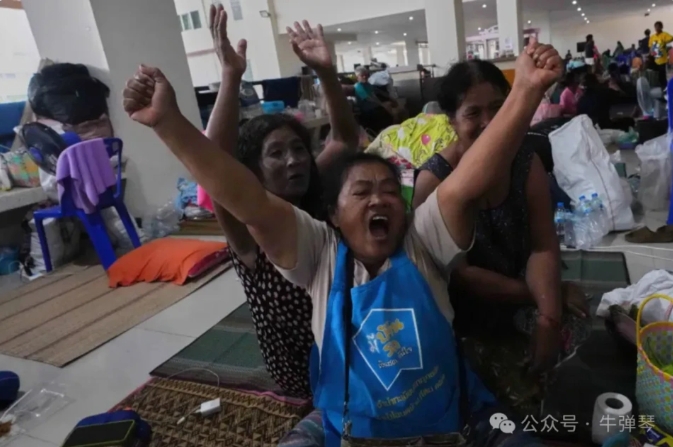 在泰柬宣布停火後,民眾興奮地高舉雙臂。 圖 : 翻攝自牛彈琴
