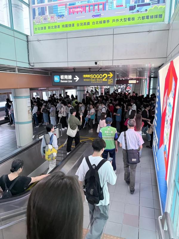 台北捷運文湖線今(29)早出現異常，部分列車停擺、大量乘客受困，車站月台與接駁站一度擠滿通勤人潮，引發民怨。   圖：翻攝自Threads@qˍtybeumy