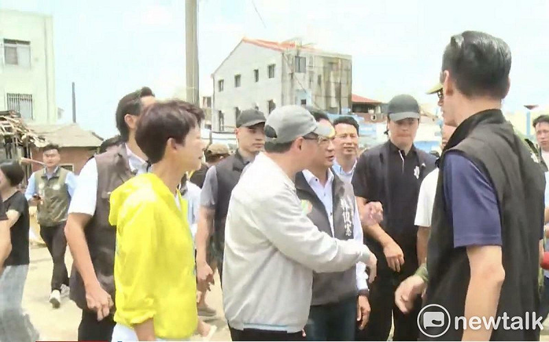 丹娜絲颱風災後重建尚在進行,但受西南氣流持續影響,嘉義、台南等地區自28日晚間又開始出現強降雨。行政院長卓榮泰今日前往台南視察淹水情形,他強調啟動全台系統性治水工程,明年度更將啟動跨年度千億元規模的整體治水計畫。 圖:黃博郎/攝
