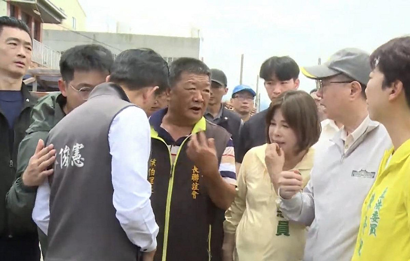 丹娜絲颱風災後重建尚在進行,但受西南氣流持續影響,嘉義、台南等地區自28日晚間又開始出現強降雨。行政院長卓榮泰今日前往台南視察淹水情形,他強調啟動全台系統性治水工程,明年度更將啟動跨年度千億元規模的整體治水計畫。 圖:黃博郎/攝
