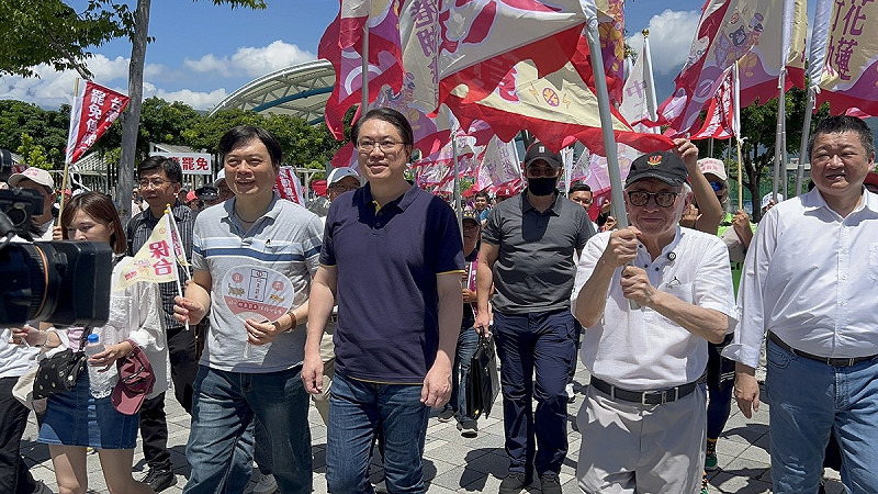 林國漳月初與議員陳文昌團隊赴花蓮聲援罷免傅崐萁,助陣護國大遶境行動。 圖:取自民進黨宜蘭縣黨部