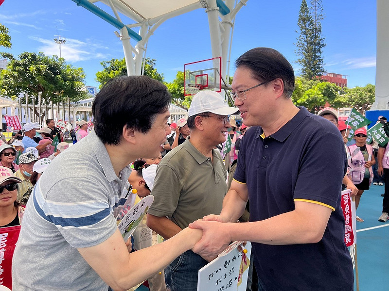 宜蘭縣長選舉徵召人選掀熱議,林國漳(左)回應:「我一點都不想選」。