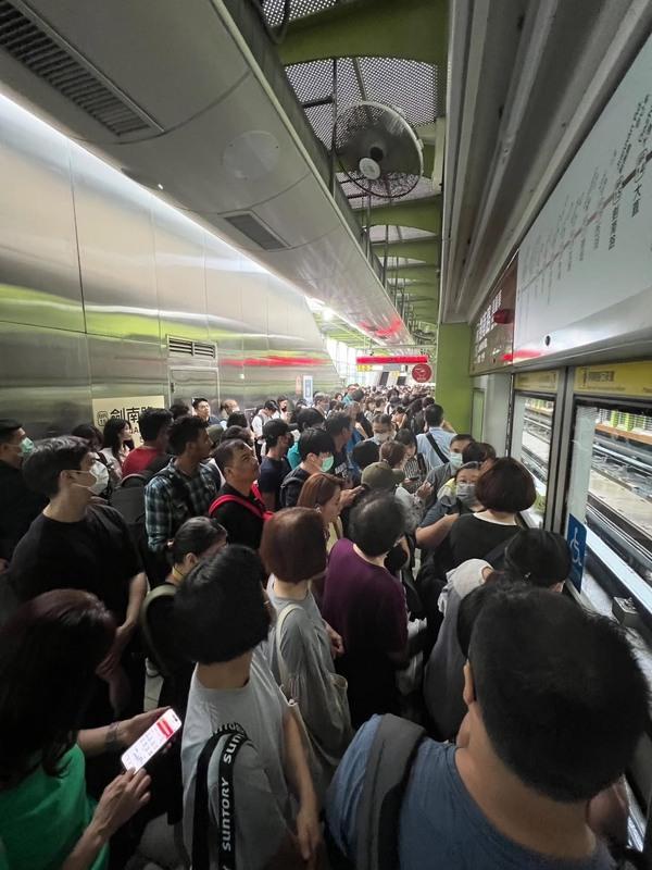 車站月台與接駁站一度擠滿通勤人潮,引發民怨。 圖:翻攝自Threads@henghh1