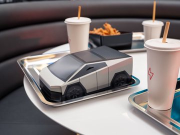 特斯拉餐廳主要提供各種美式料理，甚至餐點包裝都採用 Cybertruck 外觀的包裝盒。   圖：翻攝自 @nexta_tv X 帳號