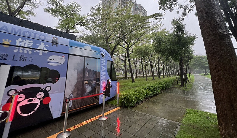 高雄輕軌系統營運正常,僅因風雨狀況彈性調整班距。 圖:高雄市捷運局/提供