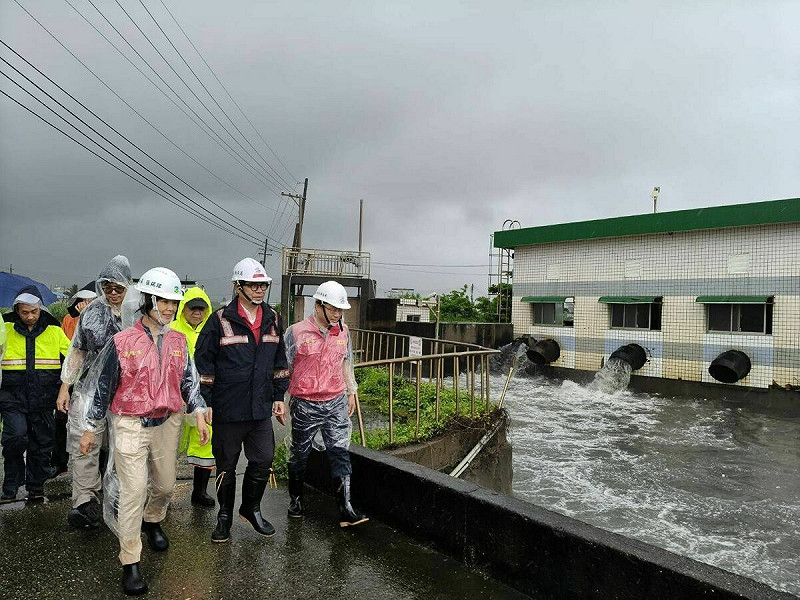 陳其邁(右二)前往茄萣、永安、彌陀與梓官等沿海地區，實地巡視抽水站與排水設施整備情形。   圖：高雄市水利局／提供