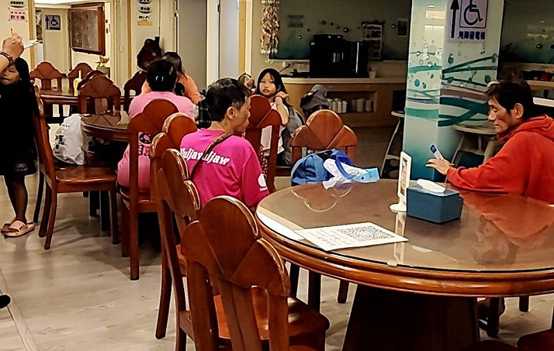 滿州鄉分水嶺族人暫時撤離並入住小丑魚渡假村。   圖：屏東縣政府/提供