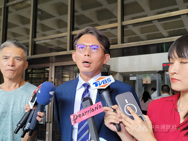 民眾黨立委黃國昌指立法院表決財劃法修正草案時，民進黨立委許智傑去和新系大老吳乃仁吃飯，遭許智傑提告妨害名譽等罪；台北地檢署29日下午傳喚黃國昌（中）到庭，圖為黃國昌庭前接受媒體聯訪。中央社記者謝幸恩攝　114年7月29日   