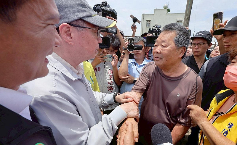 行政院長卓榮泰今（29）日前往台南視察白河區甘宅橋及後壁區菁寮排水菁長橋淹水與排水整治，並關心民宅的淹水狀況。   圖：行政院提供
