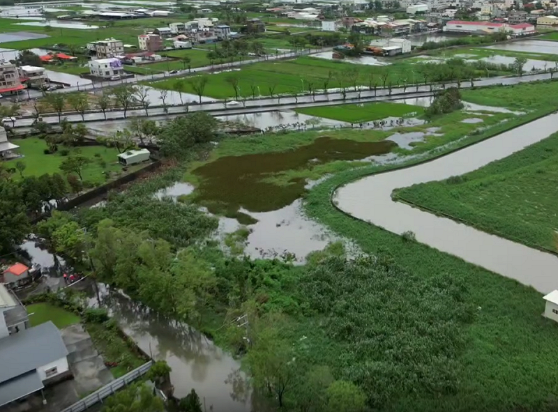 道路仍有多處積水未退，可見昨日降雨量之驚人。   圖：翻攝自Threads/cobe08ms