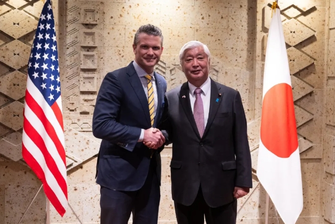 日本防衛大臣中谷元(右)會見美國防長海格塞斯。   圖 : 翻攝自日本政府官網