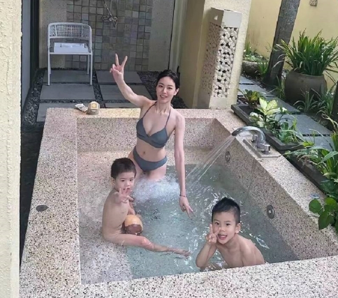 據傳釋永信情人與小孩在別墅泳池。 圖 : 翻攝自 X 據傳釋永信情人與小孩在別墅泳池。 圖 : 翻攝自 X