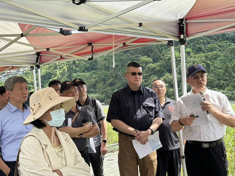 新北市2名消防隊員日前救溺殉職。消防署表示，內政部災害事故調查會召集人馬士元（右2）29日率員到場勘查，未來將針對「動態風險」等3要項，持續強化高風險水域救援行動的安管措施。（消防署提供）中央社記者黃麗芸傳真 114年7月29日   