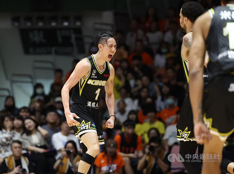 台灣職籃P.LEAGUE+新北國王隊控球後衛林書緯（左）。（中央社檔案照片）   