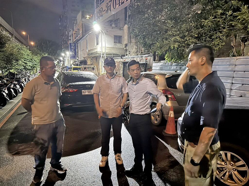 新莊箱屍命案，新北市新莊警分局29日表示，經相驗死者無外傷，研判年齡60歲以上，死亡時間應超過1星期；死者應為光頭，生前雙腳即有萎縮情形，研判可能是身障人士。圖為警方28日深夜在現場周邊討論案情。（翻攝畫面）中央社記者黃旭昇新北市傳真　114年7月29日   