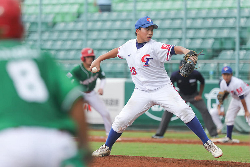U12世界盃棒球賽台灣隊29日預賽最終戰迎戰墨西哥，台灣小將鍾定栩（白衣者）後援4.2局穩守，助台灣以6比5搶勝。（中華民國棒球協會提供）中央社記者謝靜雯傳真　114年7月29日   