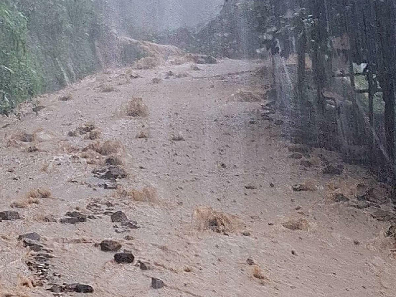 嘉義縣梅山鄉多條道路難以通行。   圖：嘉義縣政府提供