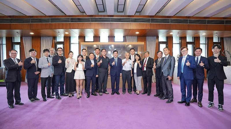 外交部長林佳龍(右十)與「貝里斯智慧漁業商機考察團」成員合影。 圖:外交部提供
