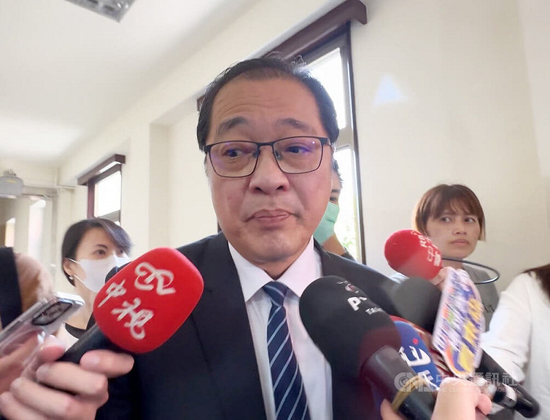 法務部長鄭銘謙（中）28日受訪表示，主任檢察官產生必須經過檢察官票選。（中央社檔案照片）   