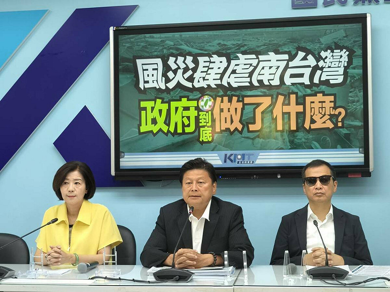 國民黨團召開記者會期間，黨團總召傅崐萁再度抨擊行政院失能。   圖：國民黨立法院黨團/提供