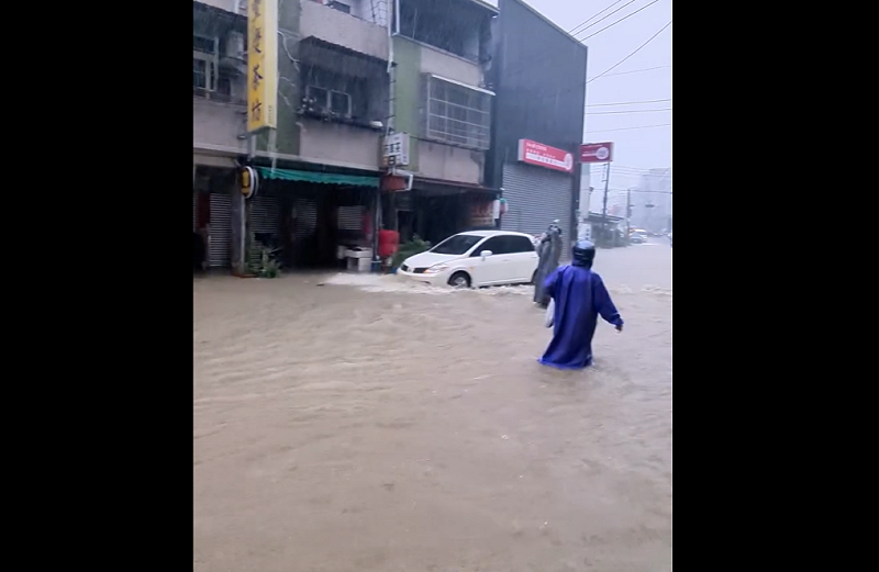 南投東山路淹水,網友戲稱「水上樂園」。 圖:翻攝自Threads/haohao_chun