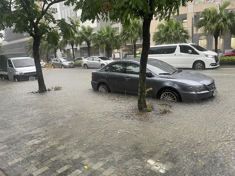 南投短時間驚人降雨,各地都有明顯淹水狀況。 圖:翻攝自Threads/sunny060269