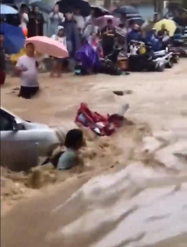 北京近日遭遇罕見暴雨襲擊,密雲區發生 1959 年以來最大降雨,引發大規模洪水侵襲。 圖:翻攝自 X 北京近日遭遇罕見暴雨襲擊,密雲區發生 1959 年以來最大降雨,引發大規模洪水侵襲。 圖:翻攝自 X